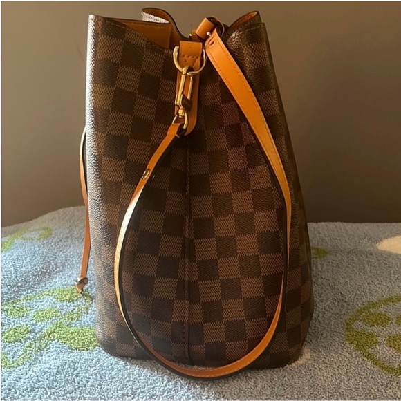 Louis Vuitton Brown Shoulder Bag with Iconic Design - Picture 2 of 13
